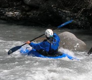  划皮划艇挑战河流